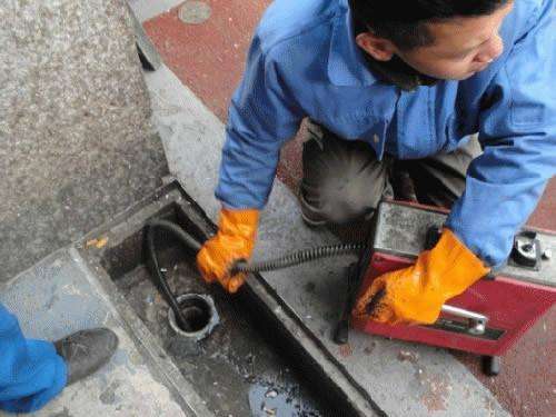 王五镇疏通下水道