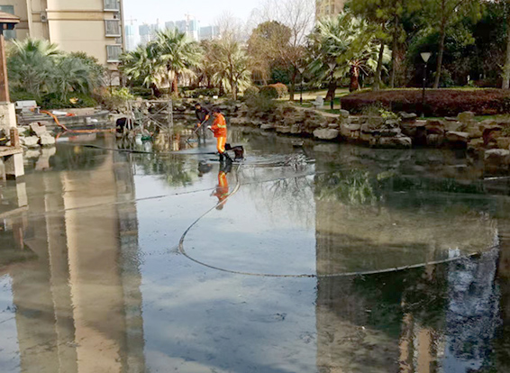 王五镇景观池淤泥清理